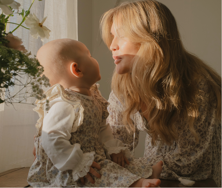 Mor och bebis som gosar