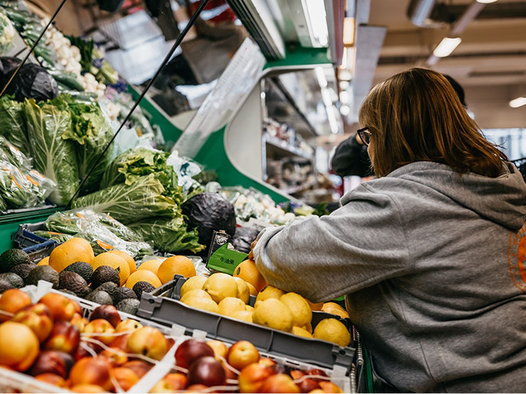 Medarbetare på Maträtt sorterar frukt